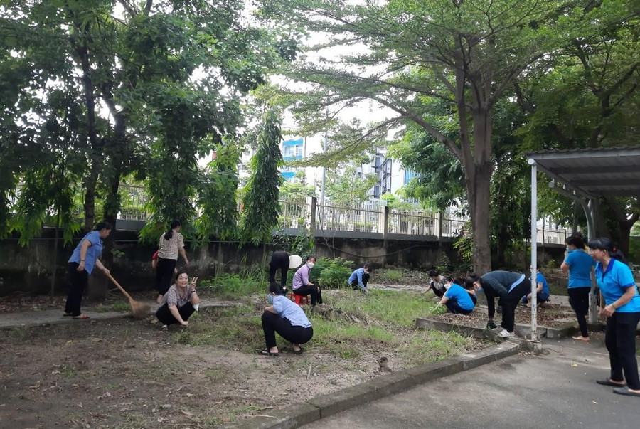 Cán bộ, giáo viên Trường THCS Lương Định Của dọn dẹp khuôn viên trường học. Cán bộ, giáo viên Trường THCS Lương Định Của dọn dẹp khuôn viên trường học.