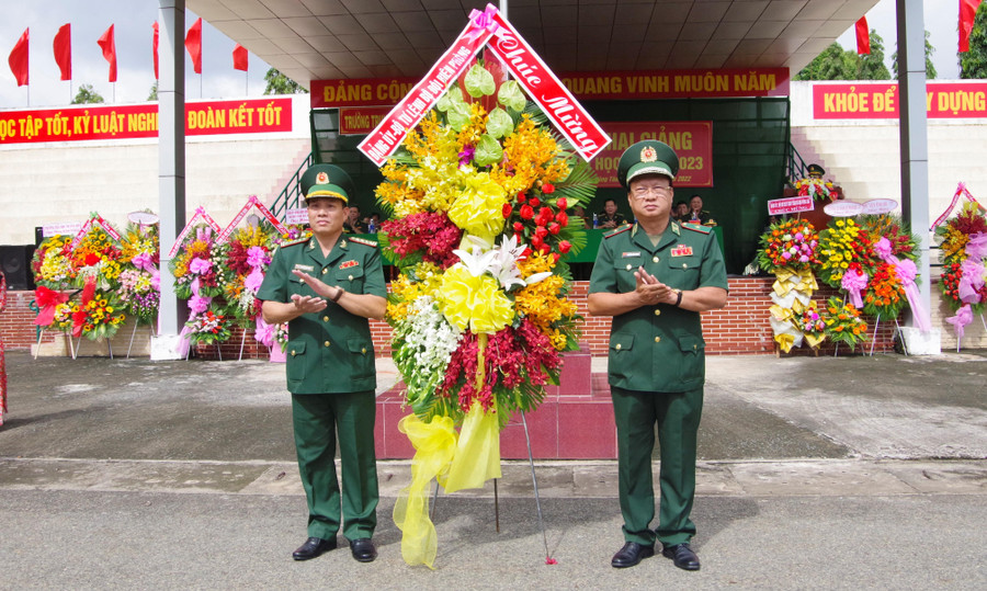 Thiếu tướng Nguyễn Hoài Phương, Phó Tư lệnh bộ đội Biên phòng tặng hoa chúc mừng Trường Trung cấp Biên phòng 2 nhân dịp khai giảng năm học mới. Thiếu tướng Nguyễn Hoài Phương, Phó Tư lệnh bộ đội Biên phòng tặng hoa chúc mừng Trường Trung cấp Biên phòng 2 nhân dịp khai giảng năm học mới.