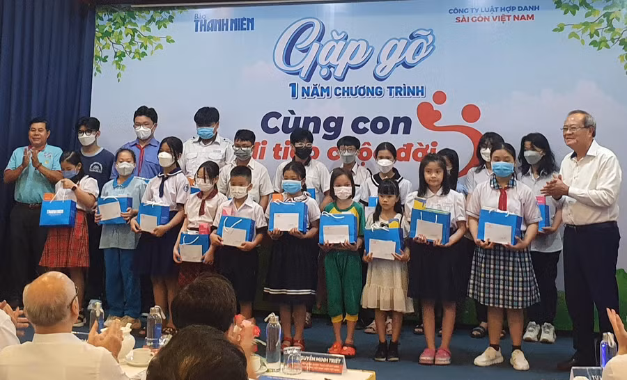 Các em học sinh mồ côi do đại dịch Covid-19 nhận quà từ nhà tài trợ.