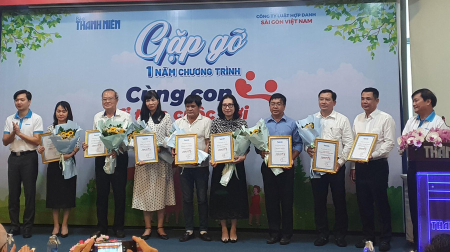 Tri ân các mạnh thường quân đã có đóng góp và đồng hành cùng chương trình trong 1 năm qua. Tri ân các mạnh thường quân đã có đóng góp và đồng hành cùng chương trình trong 1 năm qua.