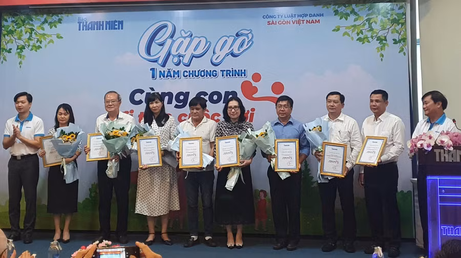 Tri ân các mạnh thường quân đã có đóng góp và đồng hành cùng chương trình trong 1 năm qua.