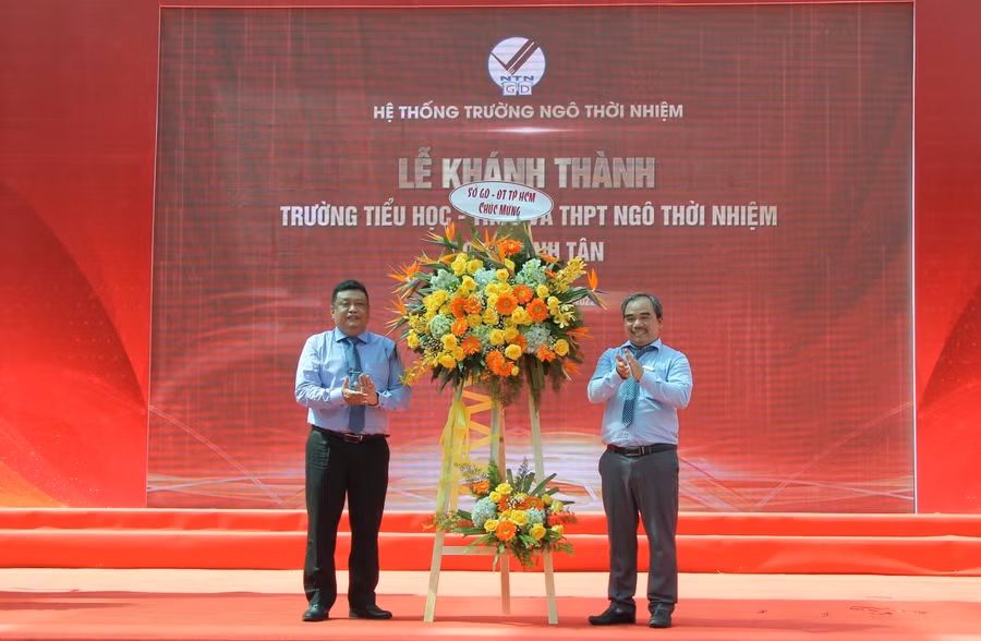 Đại diện phòng Chính trị tư tưởng, Sở GD&amp;ĐT TPHCM tặng hoa chúc mừng Hệ thống trường Ngô Thời Nhiệm.