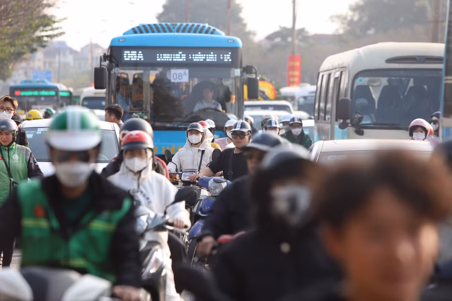 Quốc lộ 1A (cũ) ùn tắc nghiêm trọng hơn do tuyến đường này có mật độ phương tiện cao, nhiều đoạn bị kẹt cứng.