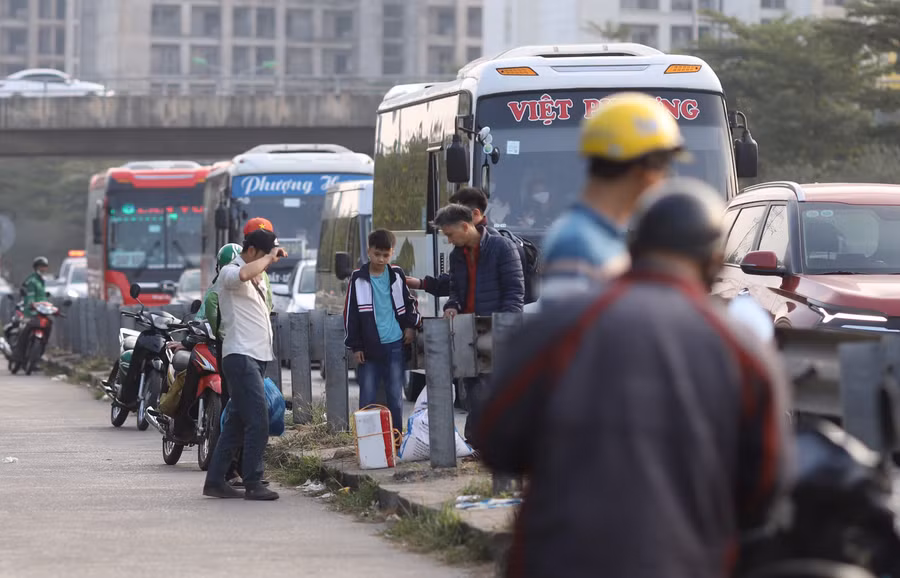 Ngay từ đầu giờ chiều, mật độ giao thông tại cửa ngõ phía Nam Hà Nội đã bắt đầu tăng cao. Cao tốc Pháp Vân - Cầu Giẽ ùn tắc kéo dài từ Trạm thu phí tới cuối cao tốc.