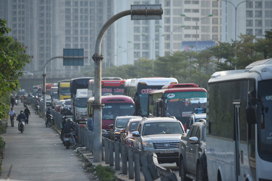 Tình trạng trên cũng kéo theo sự xuất hiện của những dịch vụ xe "ôm" đón khách dọc đường gom. Giá của một chuyến xe ngắn có thể lên tới cả trăm nghìn đồng. Tình trạng trên cũng kéo theo sự xuất hiện của những dịch vụ xe "ôm" đón khách dọc đường gom. Giá của một chuyến xe ngắn có thể lên tới cả trăm nghìn đồng.