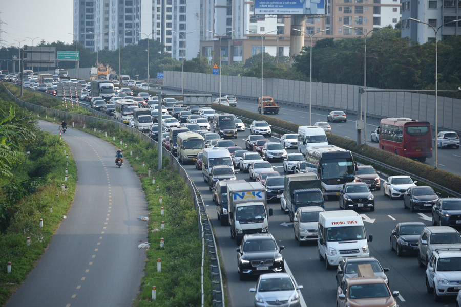 Thời tiết dịp nghỉ Tết Dương lịch vừa qua rất đẹp nên việc di chuyển cũng thuận lợi. Tuy nhiên, do lưu lượng quá lớn nên không thể tránh khỏi ùn tắc. Một CSGT làm nhiệm vụ tại cửa ngõ phía Nam cho biết, lượng phương tiện càng đông nên cao tốc Pháp Vân - Cầu Giẽ có thể ùn tắc tới khuya. Thời tiết dịp nghỉ Tết Dương lịch vừa qua rất đẹp nên việc di chuyển cũng thuận lợi. Tuy nhiên, do lưu lượng quá lớn nên không thể tránh khỏi ùn tắc. Một CSGT làm nhiệm vụ tại cửa ngõ phía Nam cho biết, lượng phương tiện càng đông nên cao tốc Pháp Vân - Cầu Giẽ có thể ùn tắc tới khuya.