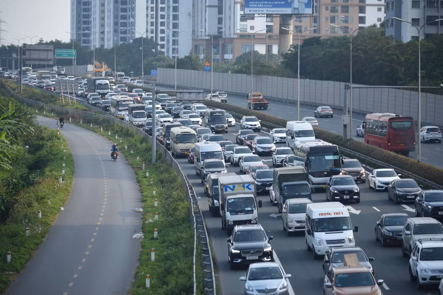 Thời tiết dịp nghỉ Tết Dương lịch vừa qua rất đẹp nên việc di chuyển cũng thuận lợi. Tuy nhiên, do lưu lượng quá lớn nên không thể tránh khỏi ùn tắc. Một CSGT làm nhiệm vụ tại cửa ngõ phía Nam cho biết, lượng phương tiện càng đông nên cao tốc Pháp Vân - Cầu Giẽ có thể ùn tắc tới khuya.