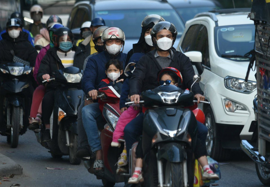 Để tránh bị "nhồi nhét" trong xe khách, nhiều người dân đã chọn xe máy là phương tiện di chuyển từ các tỉnh lân cận trở về Hà Nội. Để tránh bị "nhồi nhét" trong xe khách, nhiều người dân đã chọn xe máy là phương tiện di chuyển từ các tỉnh lân cận trở về Hà Nội.