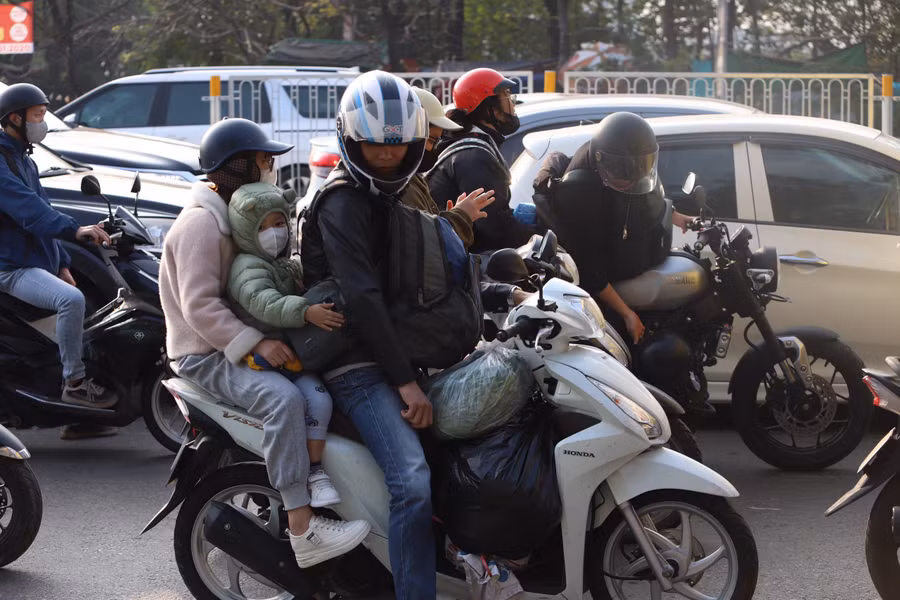 Vất vả nhất vẫn là các em nhỏ phải ngồi trên xe máy cả một quãng đường dài. Hầu các em đều lộ vẻ mệt mỏi khi gần về đến Hà Nội.