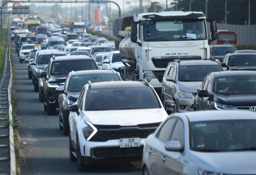 Chiều nay (1/1/2024), người dân bắt đầu kéo về Thủ đô để chuẩn bị đi làm sau kỳ nghỉ Tết Dương lịch kéo dài 3 ngày. Chiều nay (1/1/2024), người dân bắt đầu kéo về Thủ đô để chuẩn bị đi làm sau kỳ nghỉ Tết Dương lịch kéo dài 3 ngày.