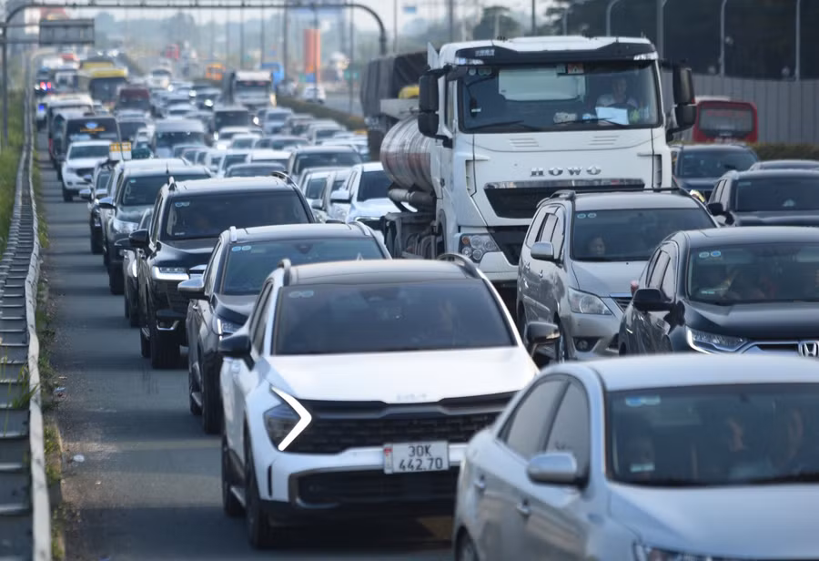 Chiều nay (1/1/2024), người dân bắt đầu kéo về Thủ đô để chuẩn bị đi làm sau kỳ nghỉ Tết Dương lịch kéo dài 3 ngày.