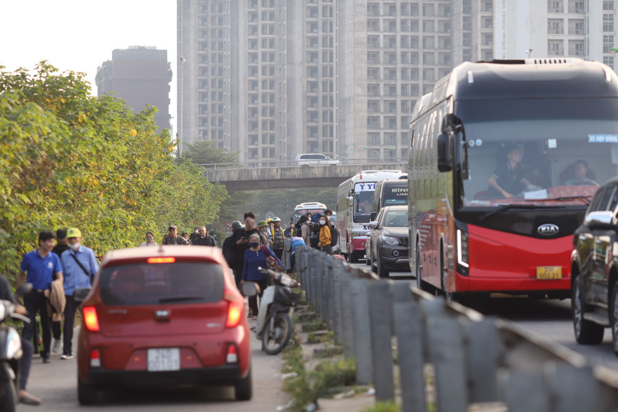 Đôi lúc đường gom cũng ùn tắc do tài xế xe "ôm", taxi đứng chờ đón khách. Đôi lúc đường gom cũng ùn tắc do tài xế xe "ôm", taxi đứng chờ đón khách.