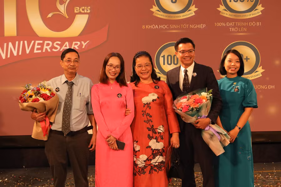 Trong 10 năm qua BCIS đã góp phần tạo nên những thế hệ học sinh toàn diện về tri thức, văn hóa và tính cách. Trong 10 năm qua BCIS đã góp phần tạo nên những thế hệ học sinh toàn diện về tri thức, văn hóa và tính cách.