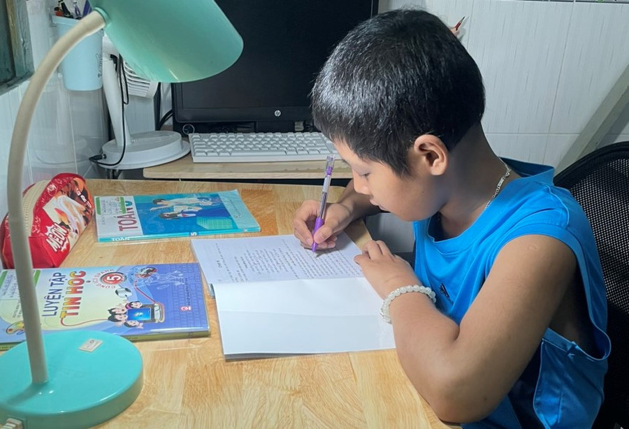 Nguyễn Tấn Đạt học bài buổi tối. Nguyễn Tấn Đạt học bài buổi tối.