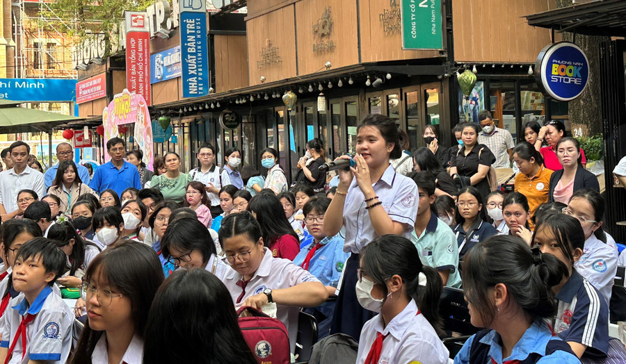 Học sinh tham gia giao lưu tại Hội thi "Lớn lên cùng sách". Học sinh tham gia giao lưu tại Hội thi "Lớn lên cùng sách".