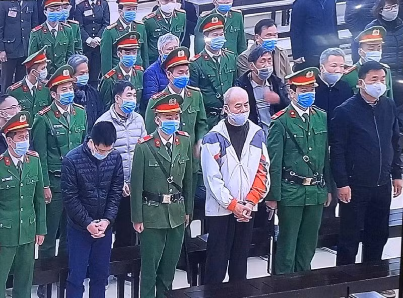 Bị cáo Đinh La Thăng cùng các đồng phạm tại phiên xét xử ngày 22/1. Ảnh: IT