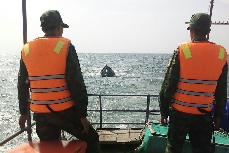 Cán bộ, chiến sĩ Hải đội 2 tham gia cứu nạn.