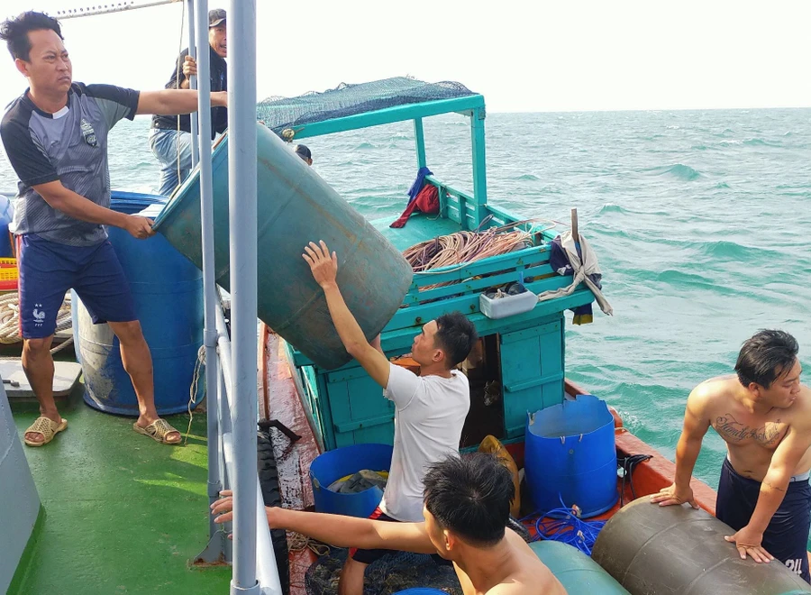 Ngư dân trên phương tiện bị nạn được đưa vào bờ an toàn.