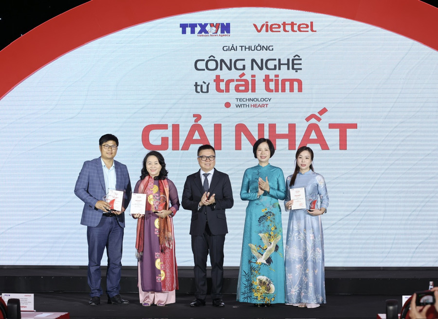 Ban Tổ chức trao giải Nhất cho tác giả đoạt giải. Ban Tổ chức trao giải Nhất cho tác giả đoạt giải.