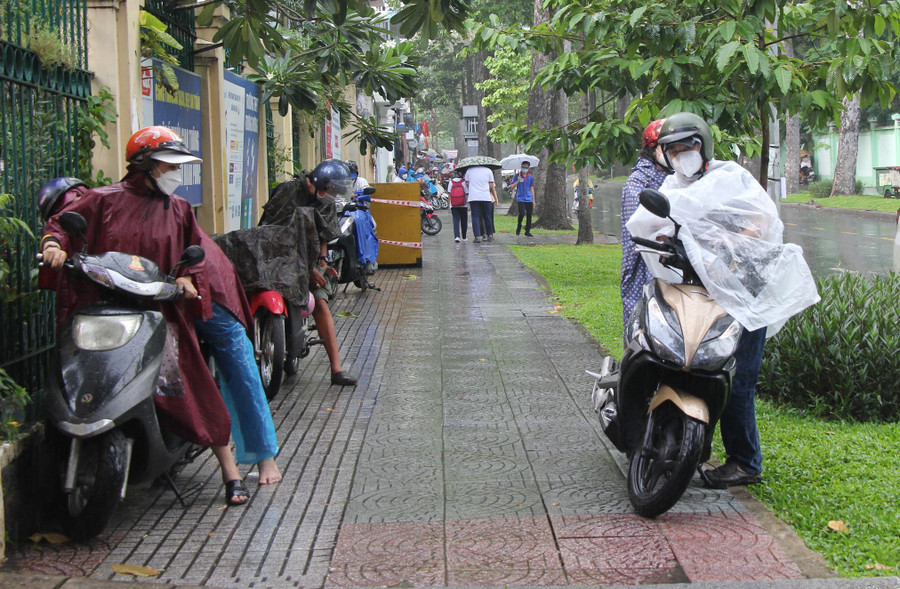 Tại điểm thi Trường THPT Trưng Vương (quận 1), phụ huynh chở con đến điểm thi từ rất sớm.