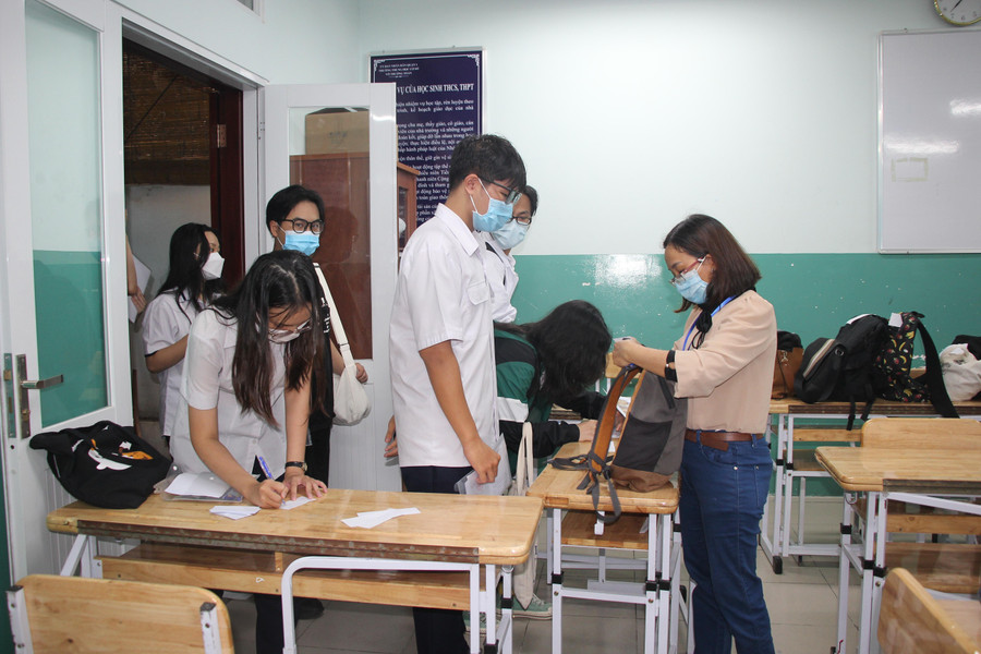 Thí sinh gửi đồ trước khi vào phòng thi nghe phổ biến quy chế. Thí sinh gửi đồ trước khi vào phòng thi nghe phổ biến quy chế.