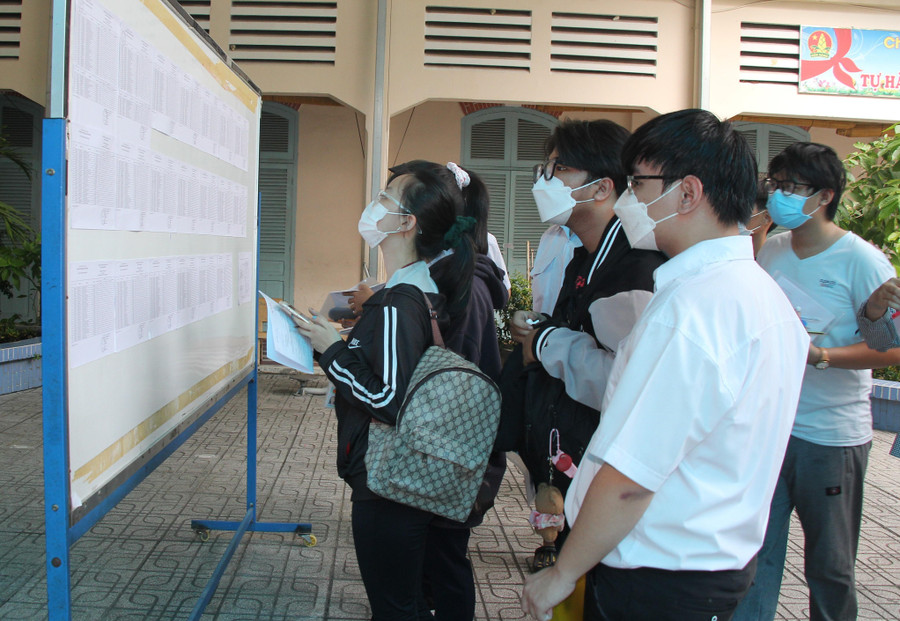 Học sinh tại điểm thi Trường THCS Võ Trường Toản xem sơ đồ phòng thi. Học sinh tại điểm thi Trường THCS Võ Trường Toản xem sơ đồ phòng thi.