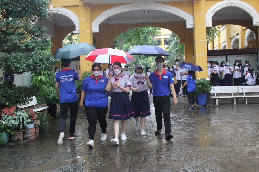 Cơn mưa nặng hạt khiến các thí sinh gặp đôi chút khó khăn trong buổi làm thủ tục dự thi tốt nghiệp THPT 2022.