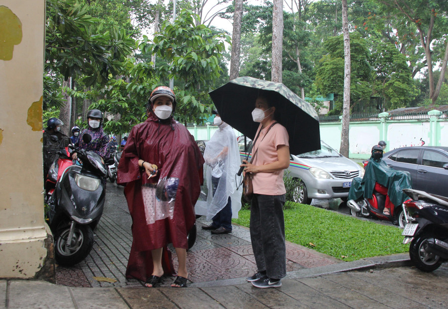 Dù trời đổ cơn mưa, nhưng các bậc phụ huynh vẫn kiên nhẫn chờ con ngoài cổng trường thi.