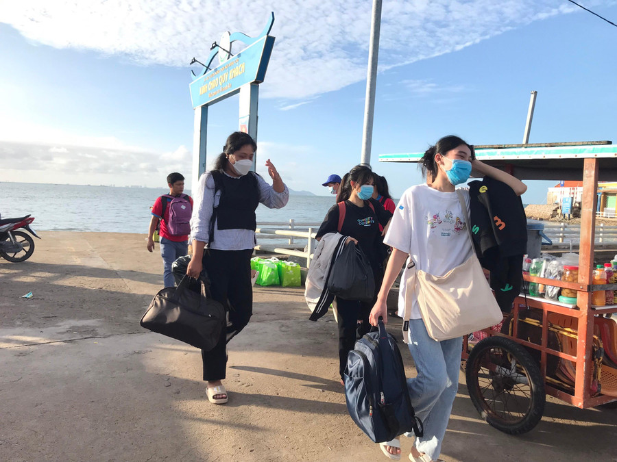 Các thí sinh có mặt tại bến đò từ sáng sớm. Các thí sinh có mặt tại bến đò từ sáng sớm.