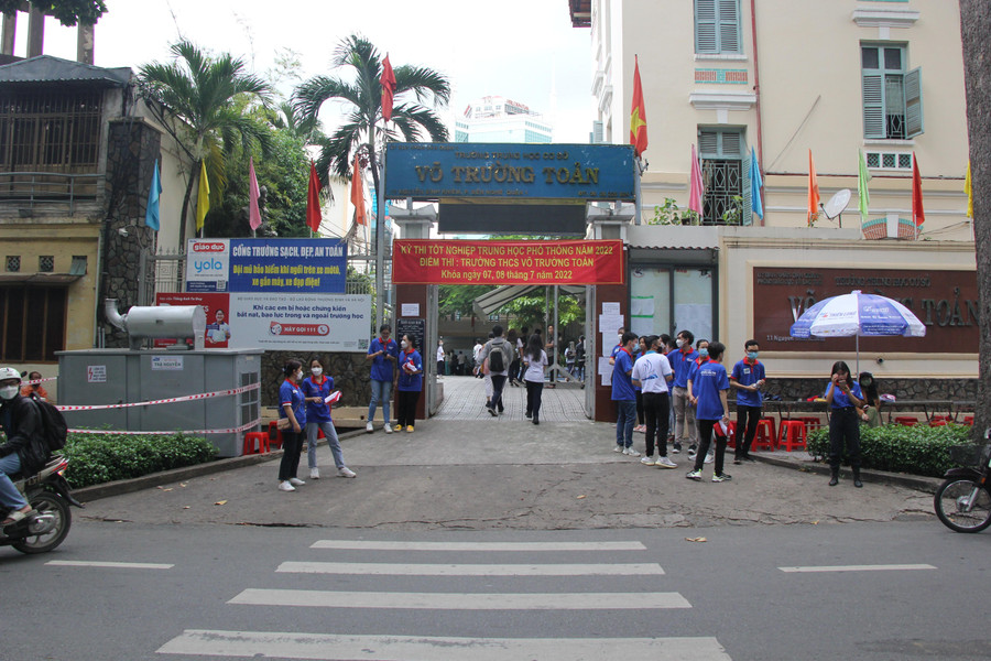 Lực lượng tình nguyện viên có mặt từ rất sớm tại các điểm thi để hỗ trợ các thí sinh trong buổi làm thủ tục dự thi.