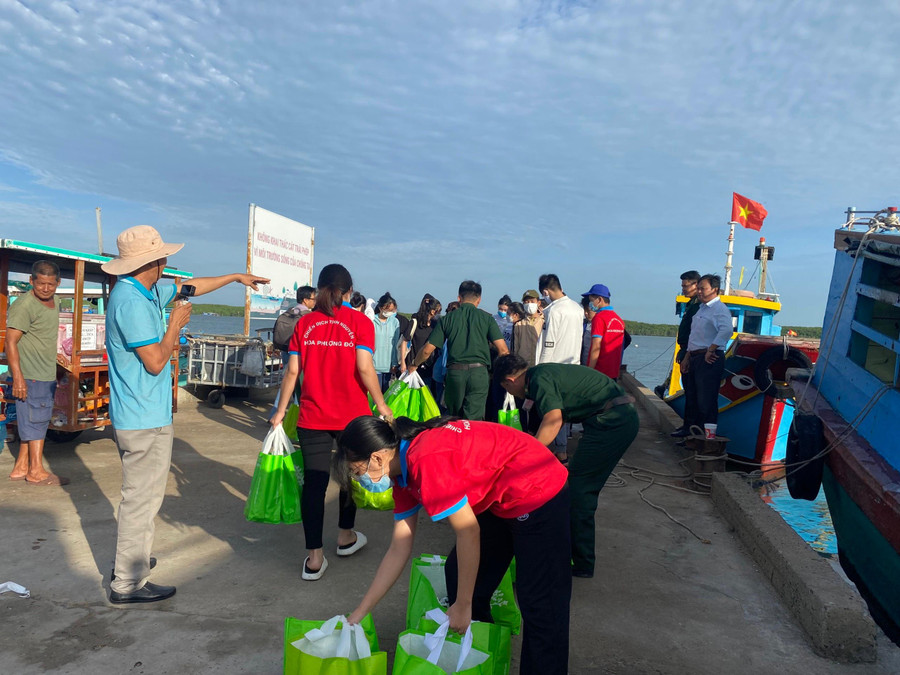 Lực lượng Biên phòng và các chiến sĩ Hoa Phượng Đỏ hỗ trợ vận chuyển đồ lên tàu cho các thí sinh. Lực lượng Biên phòng và các chiến sĩ Hoa Phượng Đỏ hỗ trợ vận chuyển đồ lên tàu cho các thí sinh.