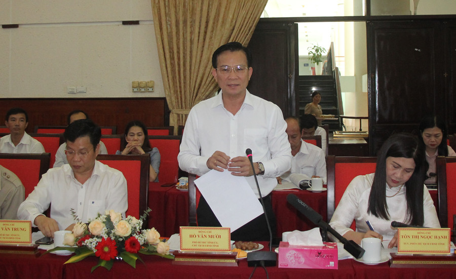Ông Hồ Văn Mười, Chủ tịch UBND tỉnh Đắk Nông chia sẻ những thuận lợi và khó khăn đối với ngành Giáo dục tỉnh. Ông Hồ Văn Mười, Chủ tịch UBND tỉnh Đắk Nông chia sẻ những thuận lợi và khó khăn đối với ngành Giáo dục tỉnh.
