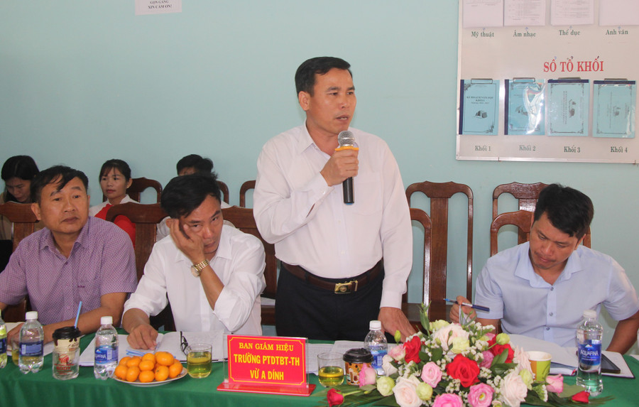 Hiệu trưởng Trường PTDT bán trú Tiểu học Vừ A Dính báo cáo với đoàn giám sát. Hiệu trưởng Trường PTDT bán trú Tiểu học Vừ A Dính báo cáo với đoàn giám sát.