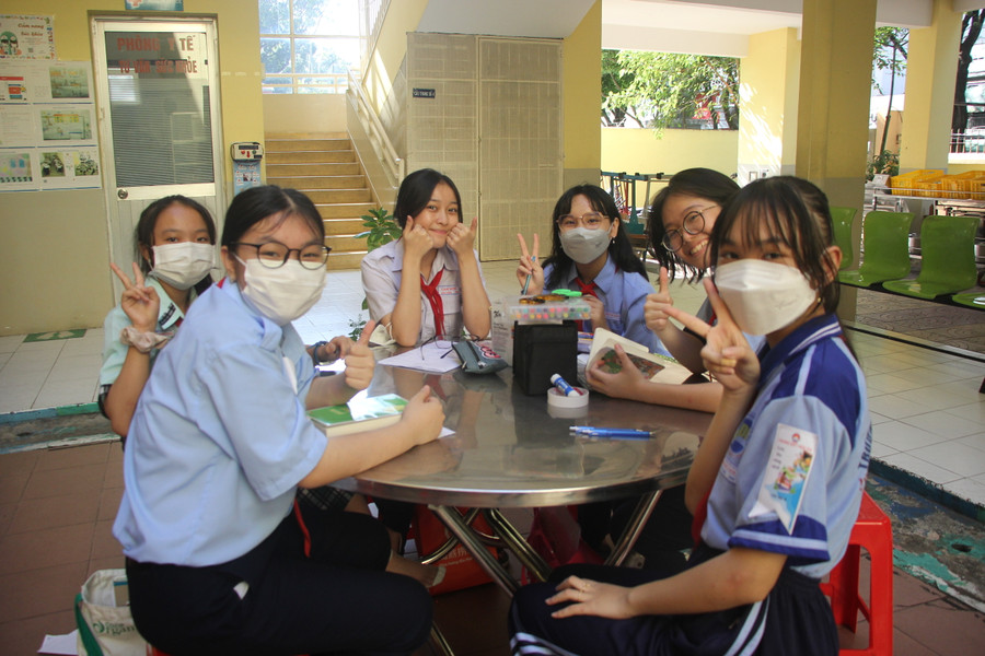 Học sinh hào hứng trước khi bước vào vòng thi.