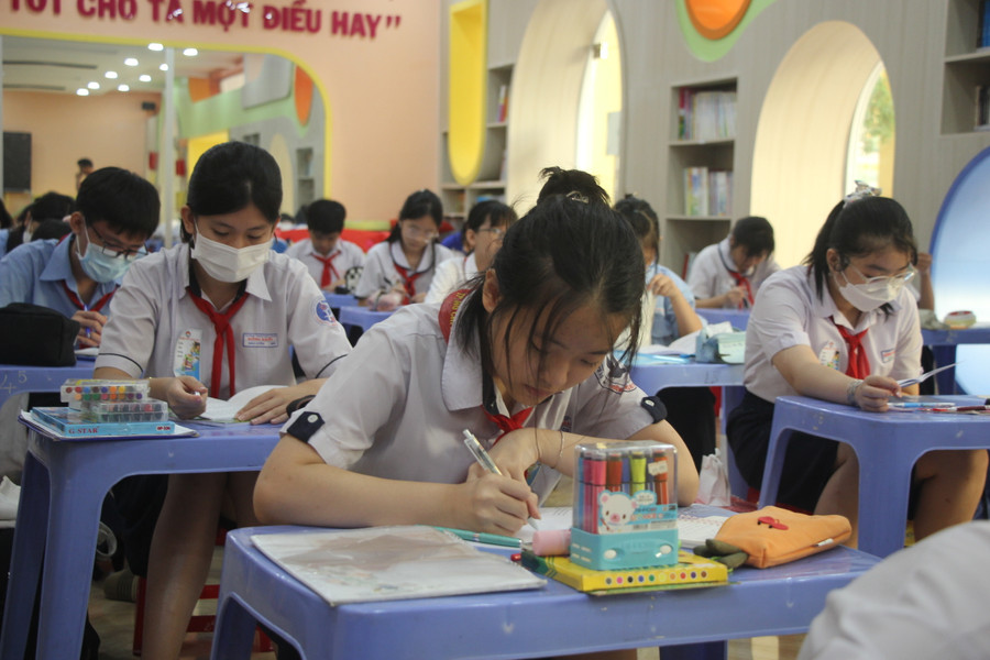 Học sinh ghi lại những cảm xúc, suy nghĩ qua sản phẩm "Quyển sách lịch sử của tôi" sau trải nghiệm tại Bảo tàng Lịch sử TPHCM.