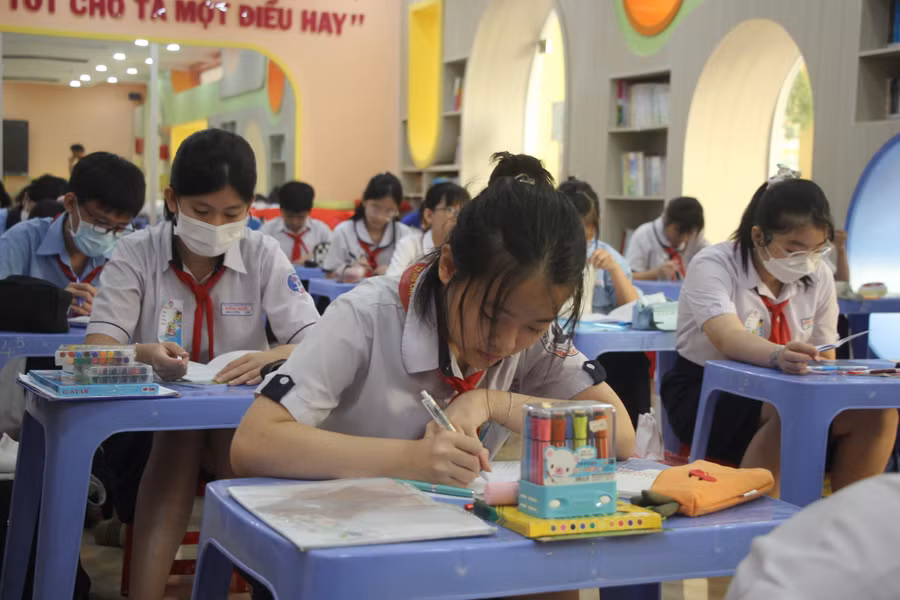 Học sinh ghi lại những cảm xúc, suy nghĩ qua sản phẩm "Quyển sách lịch sử của tôi" sau trải nghiệm tại Bảo tàng Lịch sử TPHCM.