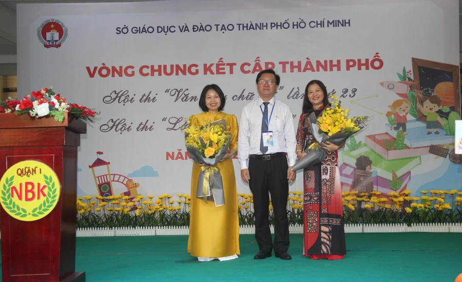 Lãnh đạo Sở GD&ĐT TPHCM tặng hoa các đơn vị đã đồng hành cùng hội thi.