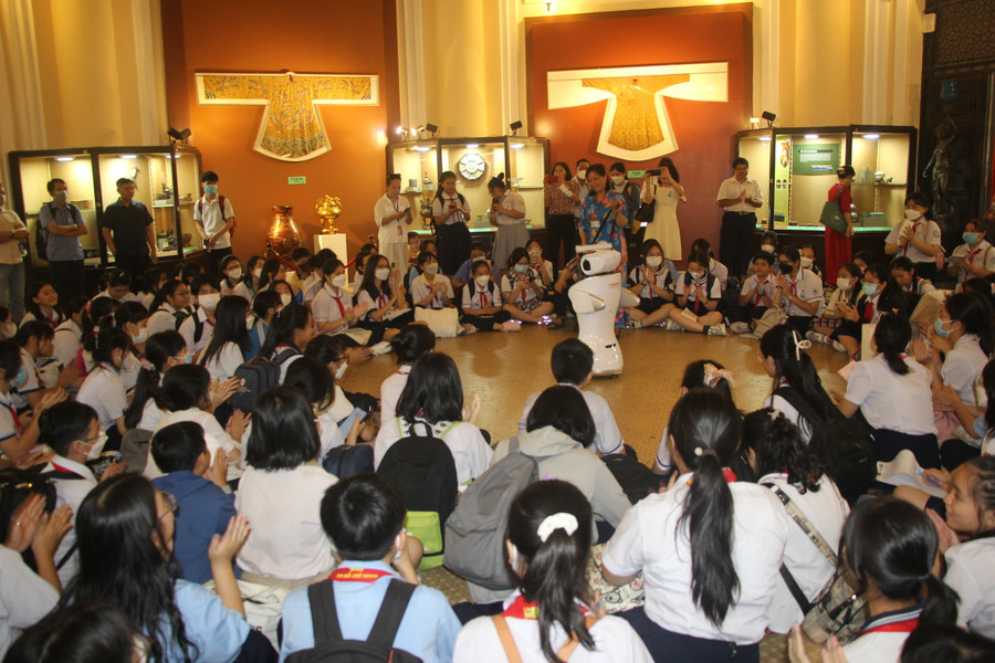 Thí sinh tham quan bảo tàng lịch sử TPHCM.