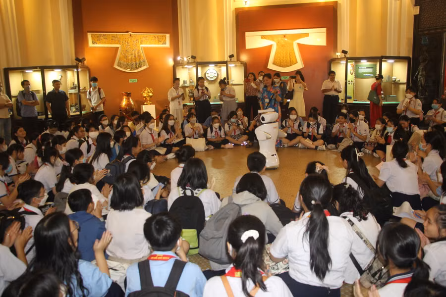 Thí sinh tham quan bảo tàng lịch sử TPHCM.