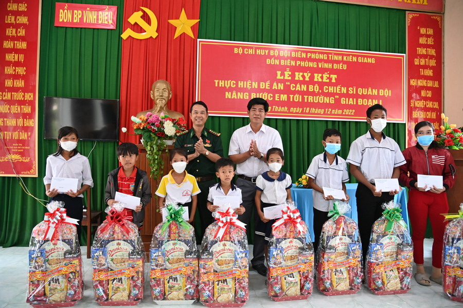 Đại tá Doãn Đình Tránh trao quà và học bổng cho học sinh con em đồng bào Khmer.