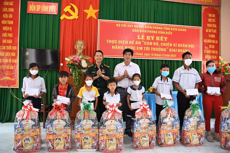 Đại tá Doãn Đình Tránh trao quà và học bổng cho học sinh con em đồng bào Khmer.