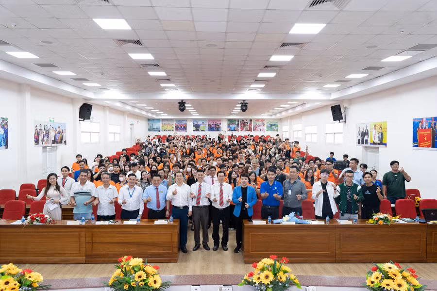 Buổi đối thoại thu hút đông đảo sinh viên tham dự.