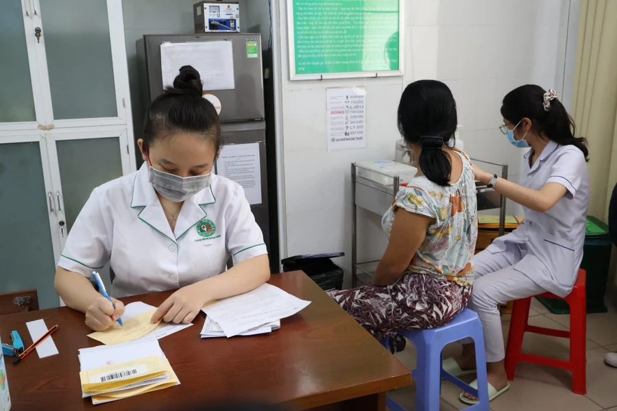 Người dân tiêm vaccine phòng Covid-19.