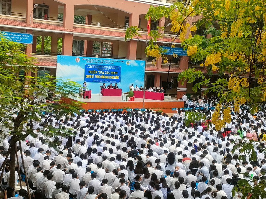 Toàn cảnh phiên tòa giả định phòng, chống bạo lực học đường tại Trường THPT Trần Quang Khải. Toàn cảnh phiên tòa giả định phòng, chống bạo lực học đường tại Trường THPT Trần Quang Khải.