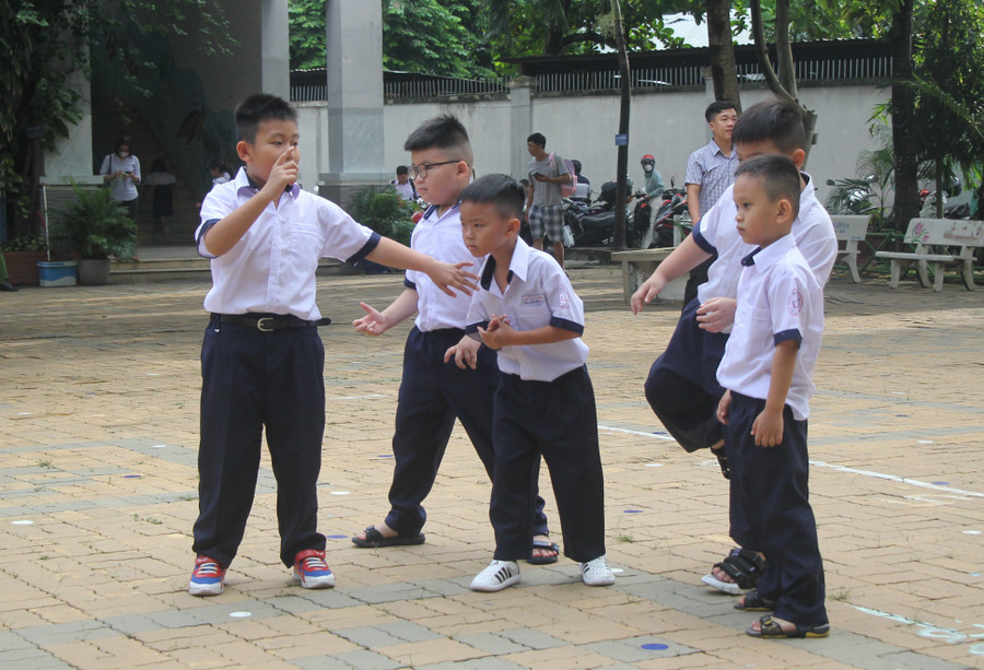 Học sinh Trường tiểu học Lê Văn Việt vui mừng khi gặp lại bạn bè.