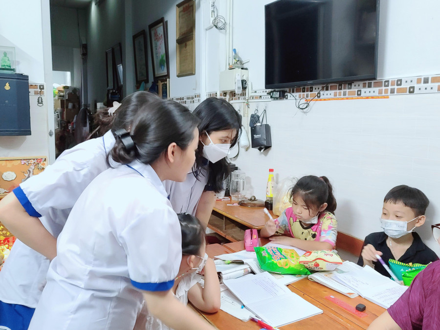 Đoàn trường và học sinh Trường THPT Trần Nhân Tông thăm và trao quà cho các em thiếu nhi lớp học tình thương trên địa bàn phường 12 (quận 6). Đoàn trường và học sinh Trường THPT Trần Nhân Tông thăm và trao quà cho các em thiếu nhi lớp học tình thương trên địa bàn phường 12 (quận 6).