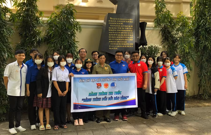 Đoàn viên thanh niên Trường THPT Nguyễn Thị Diệu trong chuyến hành trình về nguồn ngày 10/8/2022.