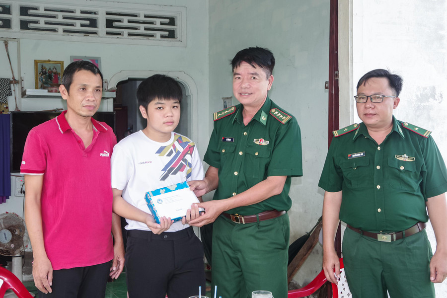 Lãnh đạo BĐBP tỉnh Sóc Trăng đến tận nhà trao học bổng cho các em học sinh có hoàn cảnh khó khăn trong chương trình “Nâng bước em tới trường”.