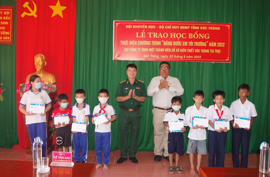 Đại diện lãnh đạo BĐBP tỉnh và Hội khuyến học tỉnh Sóc Trăng trao học bổng cho các em học sinh.