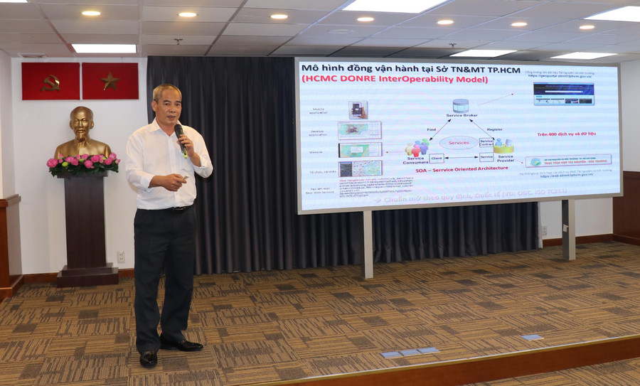 Ông Bùi Hồng Sơn giới thiệu &quot;Nền tảng chia sẻ dữ liệu TN&amp;MT&quot;.